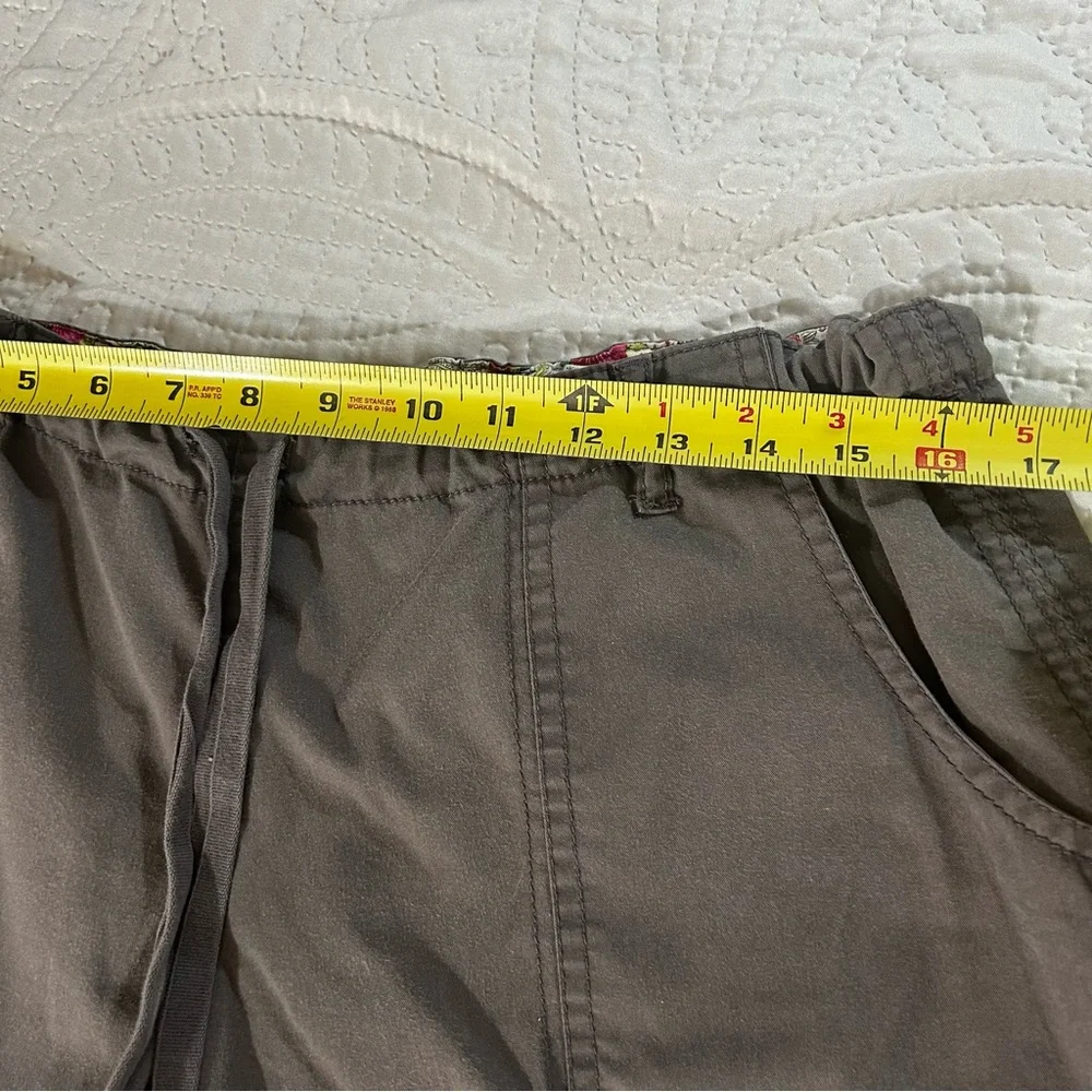 Koi by Kathy Peterson Gray Cargo Capri Pants Size Large Petite - Picture 9 of 11